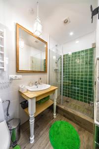 y baño con lavabo y ducha. en Edem Apartments in Lviv, en Leópolis