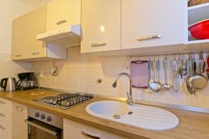 Kuchyň nebo kuchyňský kout v ubytování Apartmani Dorita