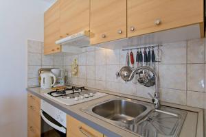 Kuchyň nebo kuchyňský kout v ubytování Apartmani Dorita