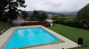una grande piscina blu in un cortile di Santiago a Hendaye