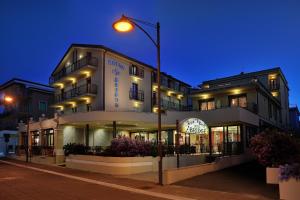 un edificio con una luz de la calle delante de él en Hotel Bridge en Bellaria-Igea Marina