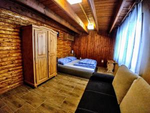 1 dormitorio con 1 cama en una habitación con paredes de madera en Chata ZEBRA en Ružomberok