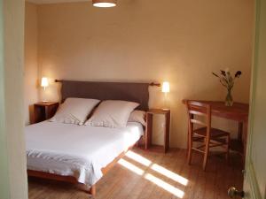 1 dormitorio con 1 cama, 1 mesa y 1 silla en Cicendolle, en Vallecalle