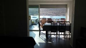 カルヴィにあるVilla REVE 12 personnesのダイニングルーム(テーブル、椅子付)、大きな窓が備わります。