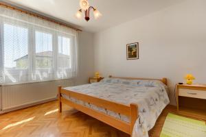 Postel nebo postele na pokoji v ubytování Apartmani Dorita