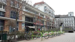 une rangée de vélos garés devant un bâtiment dans l'établissement Aden Apartment free parking, à Budapest