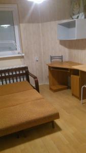 Habitación con banco, mesa y escritorio. en Economy Baltics Apartments - Uue Maailma 19, en Tallin
