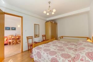 Postel nebo postele na pokoji v ubytování Apartmani Dorita