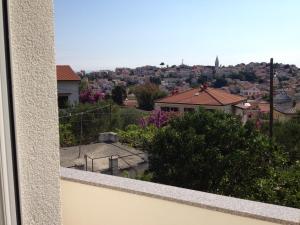 Nespecifikovaný výhled na destinaci Mali Lošinj nebo výhled na město při pohledu z apartmánu