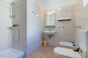 uma casa de banho com um WC, um lavatório e um chuveiro em Apartmani Dorita em Mali Lošinj