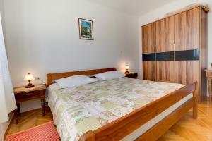 Postel nebo postele na pokoji v ubytování Apartmani Dorita