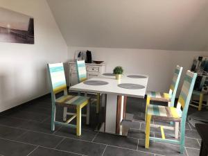 uma sala de jantar com mesa e cadeiras em Ferienwohnung Jodis em Bonerath