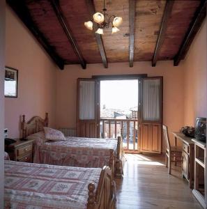 Salcedo的住宿－Hotel O Forno，一间卧室设有两张床和大窗户