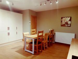 comedor con mesa y algunas sillas en Yvi's 2-3 Bedroom Town Apartment, en Inverurie