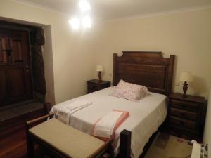 - une petite chambre avec un lit et une chaise dans l'établissement Refúgio da Geira, à Campo do Gerês