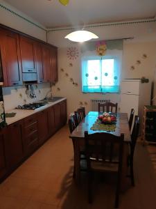 uma cozinha com uma mesa de madeira e uma sala de jantar em Vacanze da Emanuele em Otranto