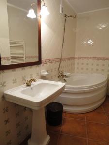 La salle de bains est pourvue d'un lavabo et d'une baignoire. dans l'établissement Melodia do Campo, à Terras de Bouro