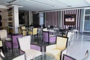 A restaurant or other place to eat at Hotel Monte Carlo