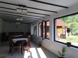 Pensiunea Casa Anca tesisinde bir restoran veya yemek mekanı