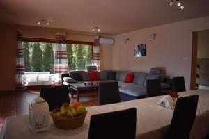 salon z kanapą i stołem w obiekcie Villa Lily w Zamárdi