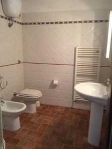 a bathroom with a toilet and a sink at Poggio Moretto in Manciano