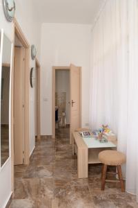 Revolution Apartment في تيميشوارا: غرفة بيضاء مع طاولة ومغسلة فيها