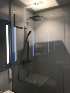y baño con ducha con mampara de cristal. en Luxus-Appartement im Herzen der Stadt, en Bad Kreuznach
