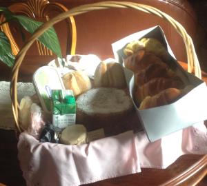 una cesta de pan y bollería en una mesa en Casa das Castanhas - Cinfães Douro en Cinfães