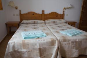 Giường trong phòng chung tại Casa Rural La Fueya