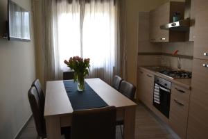 kuchnia ze stołem z wazonem kwiatów w obiekcie A Casa Di Nina w mieście Pompeje