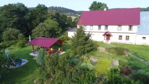 ストロニエ・シロンスキエにあるPod kasztanem gospodarstwo agroturystyczneの紫の屋根の白屋根の空中風景