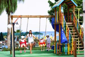 um grupo de pessoas brincando em um playground em Seagull Hotel em Beldibi