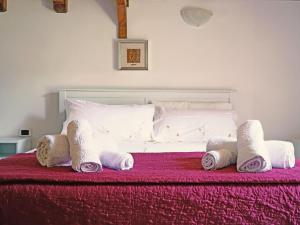 una camera da letto con un letto e asciugamani di B&B Taranto a Taranto