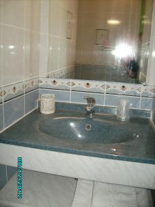 y baño con lavabo y espejo. en Terroir et Tradition A La Ducasse, en Coussey