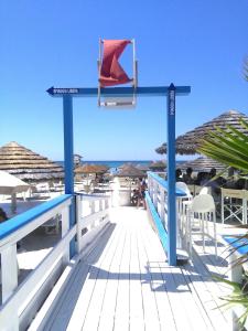 um cesto de basquetebol num deque numa praia em A Casa di Katia Salento em Presicce