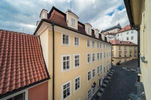 um grupo de edifícios com telhados vermelhos em St. George Apartments em Praga