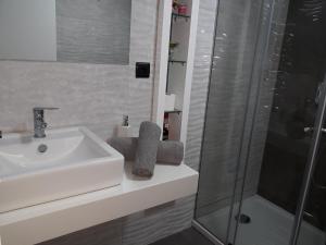 a bathroom with a tub, sink and mirror at Next to the Airport in Moreira