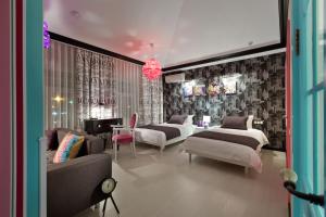 Säng eller sängar i ett rum på De Gaulle Boutique Hotel