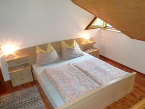 A bed or beds in a room at Garten- & Loggia-Appartement HERRENHAUS Még 37 kép