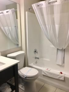 Bagno di Baymont by Wyndham Phoenix I-10 near 51st Ave