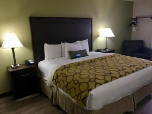 Letto o letti in una camera di Baymont by Wyndham Phoenix I-10 near 51st Ave