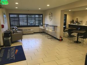 Area soggiorno di Baymont by Wyndham Phoenix I-10 near 51st Ave