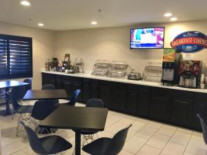 Cucina o angolo cottura di Baymont by Wyndham Phoenix I-10 near 51st Ave