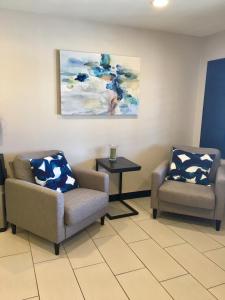 Area soggiorno di Baymont by Wyndham Phoenix I-10 near 51st Ave