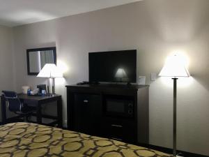 TV o dispositivi per l'intrattenimento presso Baymont by Wyndham Phoenix I-10 near 51st Ave