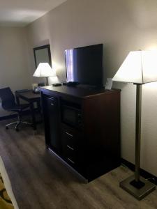 TV o dispositivi per l'intrattenimento presso Baymont by Wyndham Phoenix I-10 near 51st Ave