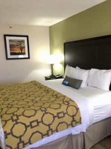 Letto o letti in una camera di Baymont by Wyndham Phoenix I-10 near 51st Ave