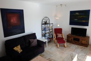 sala de estar con sofá y TV en Chalet Lobo, en Porís de Abona