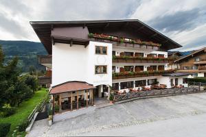 Nespecifikovaný výhled na hory nebo výhled na hory při pohledu z hotelu