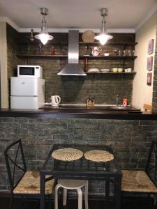 Кухня или мини-кухня в Apartments on Alleya Geroyev 4
